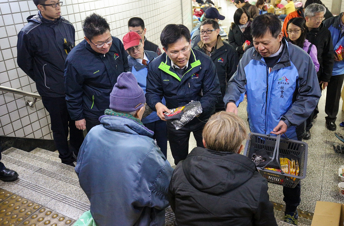 冷氣團來襲，台中市長林佳龍關懷地下道街友。 圖：台中市政府/提供