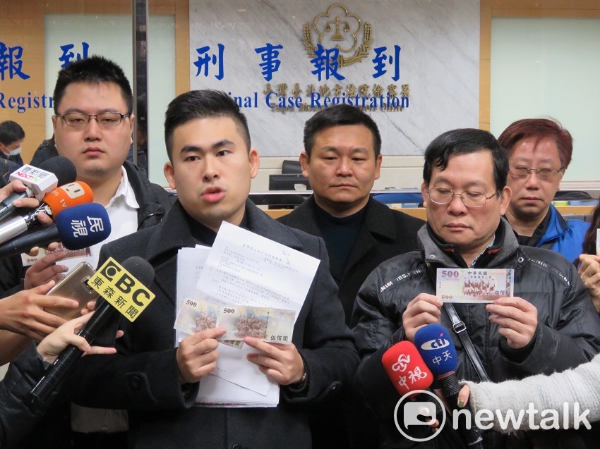 新黨發言人王炳忠與父親王進步、陳斯俊及新黨成員上午親赴北檢領取證人費500元，抗議北檢未發還扣押的物品。 圖：趙婉淳／攝