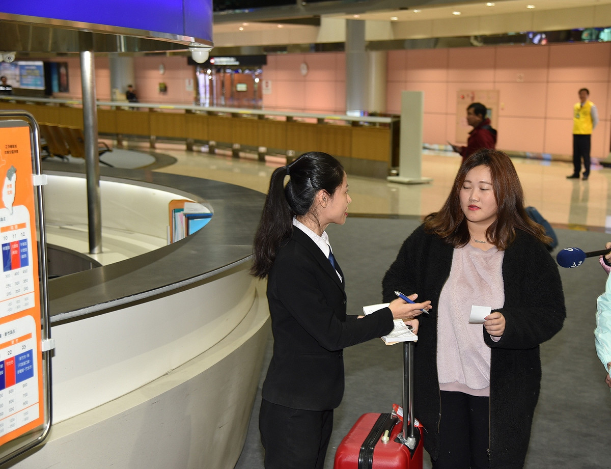由於機場國門24小時運作，深夜時段捷運、部分客運公車未能提供服務，600輛桃園機場排班計程車提供的夜間共乘，可更經濟便利滿足紅眼班機旅客返抵機場後的交通需求。 圖：桃園市政府／提供