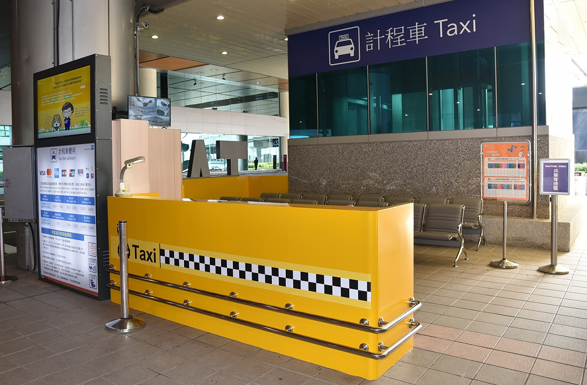 旅客使用桃園機場排班計程車夜間共乘服務，相關服務資訊可於桃園機場第一及第二航廈計程車櫃台、計程車上客處了解，現場有專屬服務人員說明及協助旅客媒合共乘。 圖：桃園市政府／提供