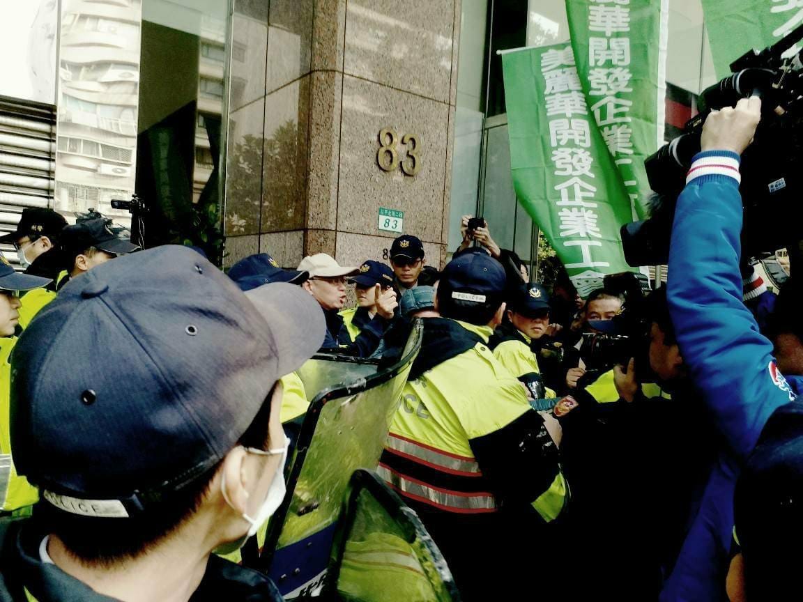 昨天甫通過勞基法修正案，今天就爆出業者公然挑戰員工權利的事件，工會員工出面控訴業者要求員工簽署「勞資雙方資遣同意書」拋棄民、刑事訴訟的權利。 圖：桃園市產業總工會粉專
