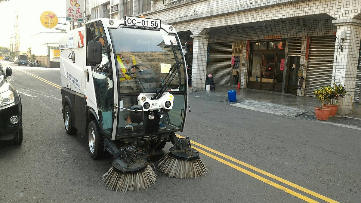 維持市容整潔就是要派出小型掃街車，一個角落都不放過！ 圖：高雄市環保局提供