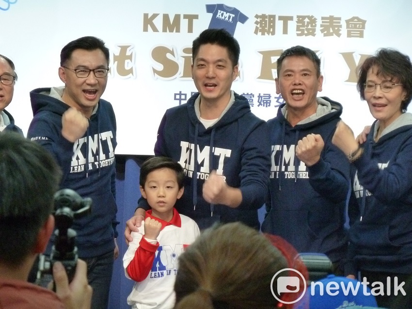 為籌措黨務運作經費，國民黨婦女部今天偕同黨團立委，穿上欲販售的潮T，在黨部記者室內上台走秀亮相。 圖：趙婉淳／攝