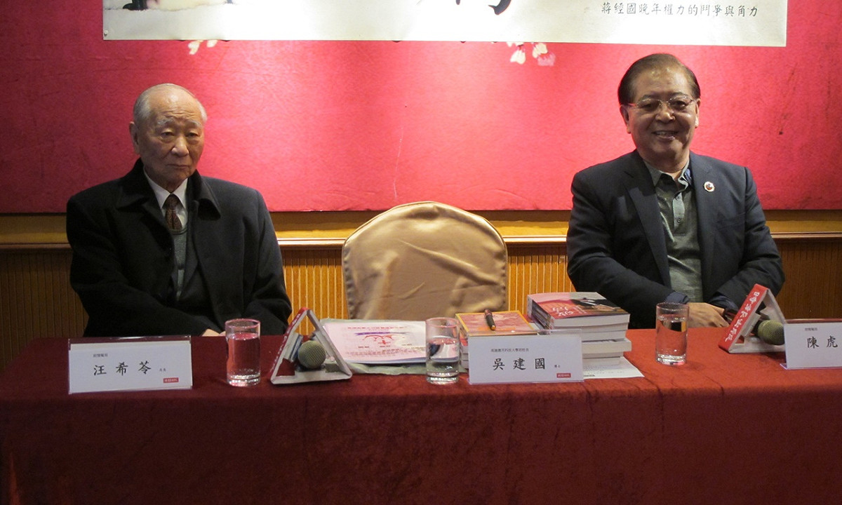 前軍事情報局長汪希苓（左）與副處長陳虎門12日出席「破局」新書發表會。 圖：林朝億/攝