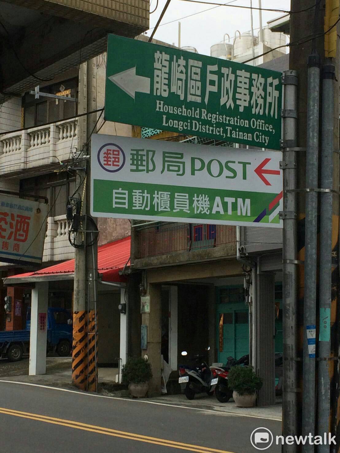 黃偉哲表示，全台南市唯一沒有郵局自動櫃員機的龍崎區，經過他積極爭取，中華郵政公司終於同意增設ATM。 圖：黃博郎/攝