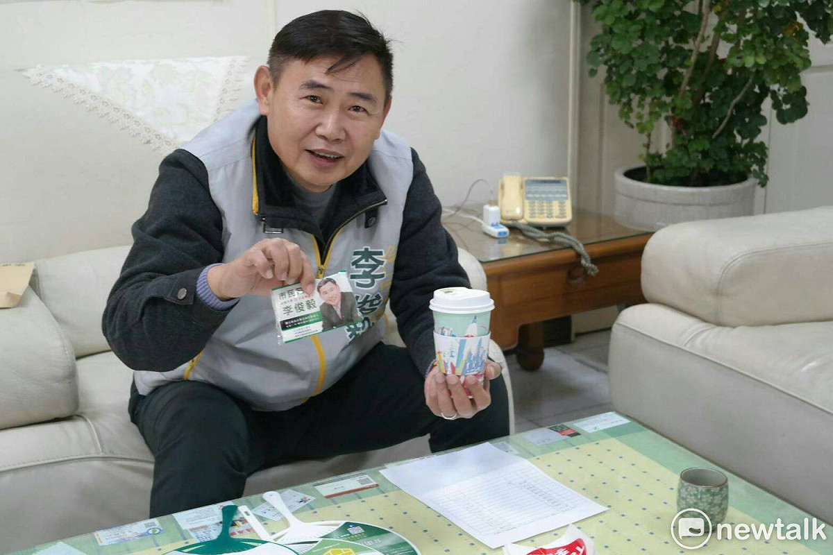 李俊毅出示他的文宣品，說明競選經費使用情況。
 圖：黃博郎/攝