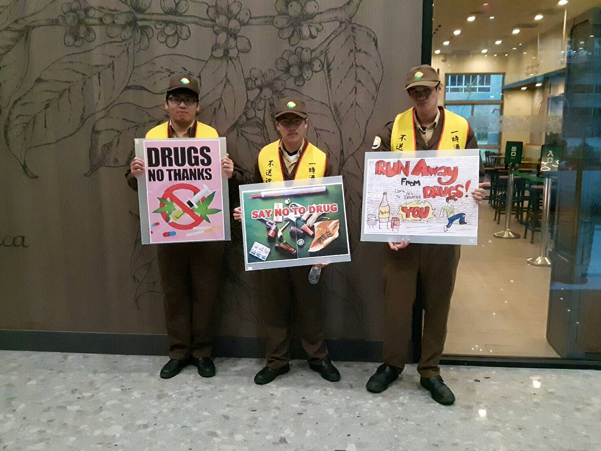 保安警察第二總隊服警察役的3名替代役男，全程協助執行反毒工作及發放宣導品。 圖：保安警察第二總隊提供