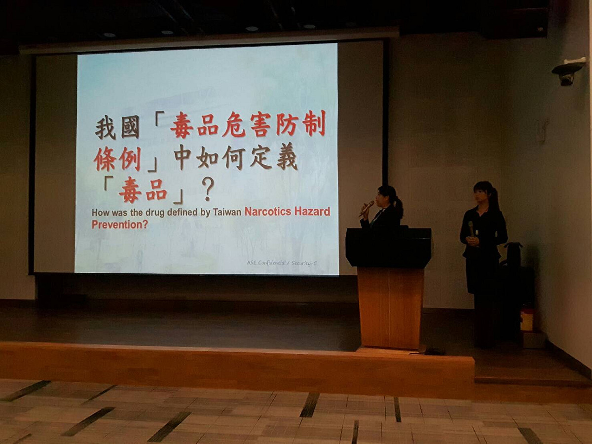 橋頭地方法院檢察署結合保安警察第二總隊第一大隊前進楠梓加工出口區，向外籍移工宣導反毒觀念。 圖：保安警察第二總隊提供