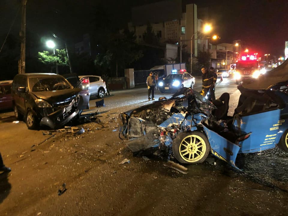 兩輛自小客車發生對撞，車頭嚴重扭曲變形。 圖：屏東消防隊提供