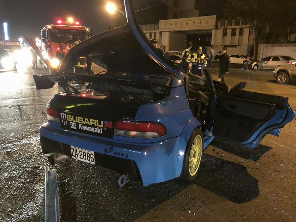 兩輛自小客車對撞後車身扭曲變形。 圖：屏東消防隊提供