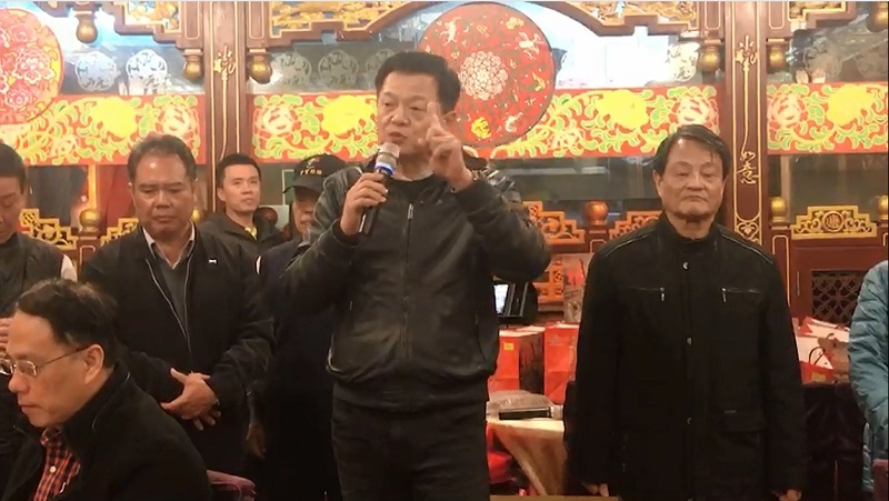 新北市里長聯誼會今天中午聚會，前北縣長周錫瑋上台致詞。 圖：讀者提供