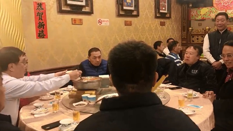 周錫瑋在里長聯誼會餐會中致詞時，侯友宜 (左二藍背心者)、李四川 (左一白襯衫者)都在主桌用餐及聽周致詞。 圖：讀者提供