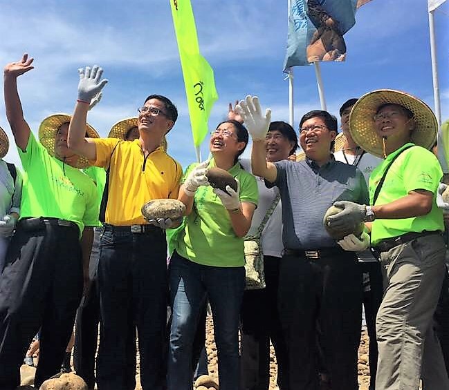 李仁富理事長說，「如果感覺煩悶，歡迎來新屋走走，和我們一起扛起扁擔，親手堆幾個卵石，心情一定大不同。看起來我們好像為石滬付出了很多心力，但其實石滬給我們更多。」 圖：桃園市環保局提供