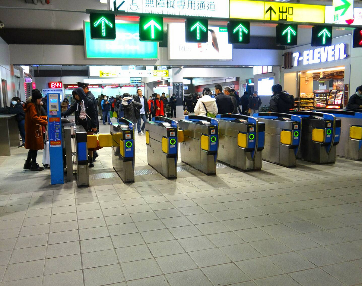 台鐵新增自動閘門不回收車票，希望能讓旅客出站速度加快。 圖：台鐵提供