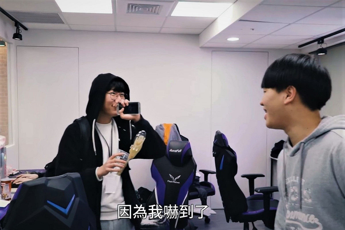 MooJin笑著說自己真的被嚇到了。 圖：翻攝自  Flash Wolves 閃電狼 YouTube