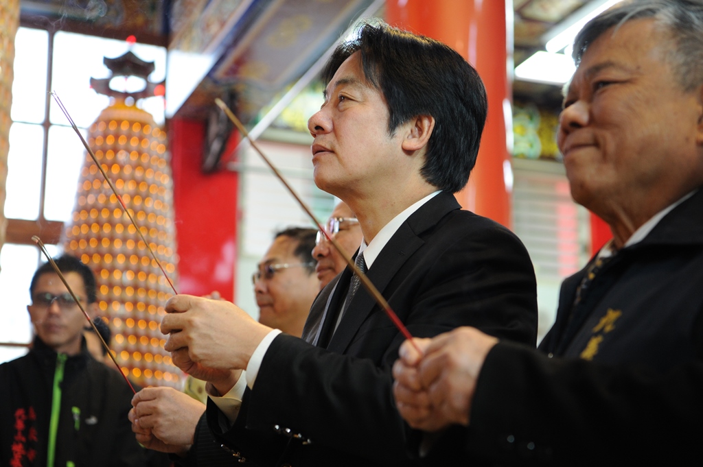 行政院長賴清德今（13）日親自率領行政院團隊至嘉義市訪查，還至嘉邑城隍廟及九華山地藏庵參拜祈福。 圖 : 行政院 / 提供