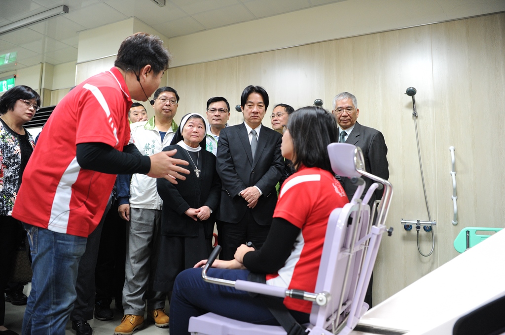 去年我國65歲以上長者人口數已超過14歲以下人口數，而今年初達全國人口的14%，顯示台灣邁入高齡化社會。嘉義市政府推動長照2.0政策的成效良好，在22個縣市中名列第一，是台灣第一個每區設置日長照中心的縣市。 圖 : 行政院 / 提供