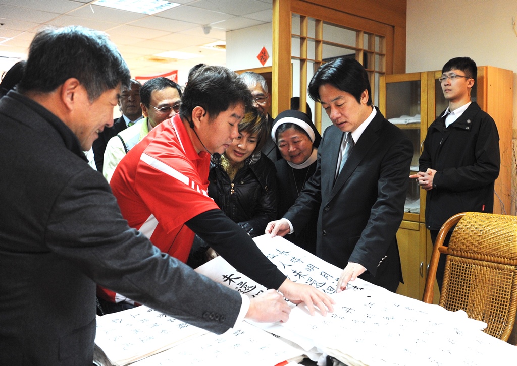 賴清德參訪「長照2.0據點-聖愛家園」，聖母社會福利慈善事業基金會設立了全台首創長輩沐浴福祉教室，還有沐浴車的服務，讓許多臥病在床的患者可沐浴清潔，除了帶來心理舒適及醫療效果，也讓患者感受到溫暖與愛，賴清德表示，台南市可以向基金會學習。 圖 : 行政院 / 提供