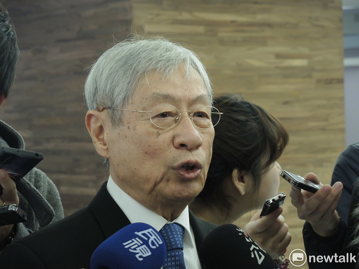 發起424刺殺蔣經國案的鄭自才今（13）日發表新書，講述當時發起刺蔣的過程。被問到總統蔡英文是否應該宣布建國？鄭自才直言「她就不敢，她就維持現狀，宣布建國哪有可能！」 圖：黃韋銓/攝
