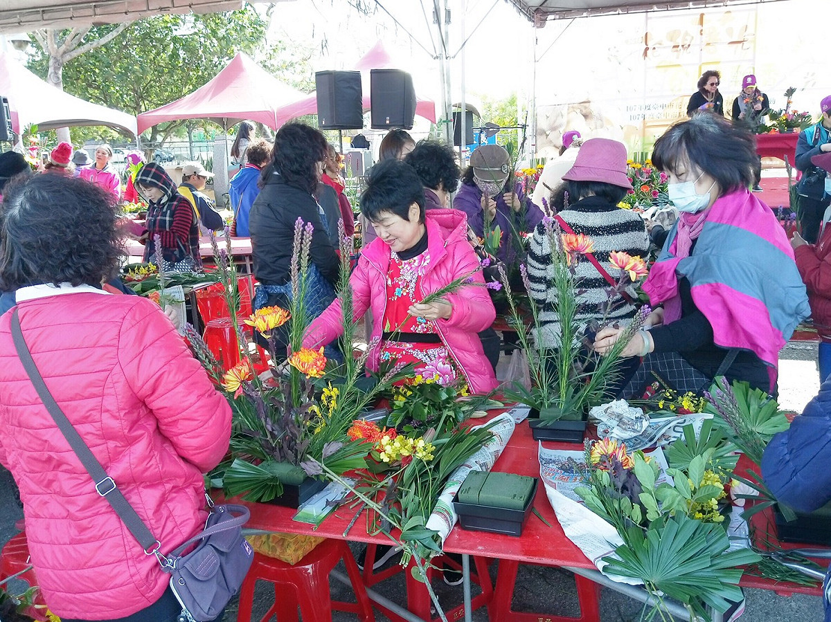 「千人插花」吸引不少愛花或對插花有興趣的民眾參加。 圖 : 台中市政府/提供