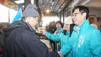 民主進步黨高雄市長初選的競爭在立委劉世芳宣布退選後，選戰重新洗牌，立委陳其邁（前右）13日走訪高雄市湖內區兩處傳統市場，爭取民眾支持。 圖 : 中央社