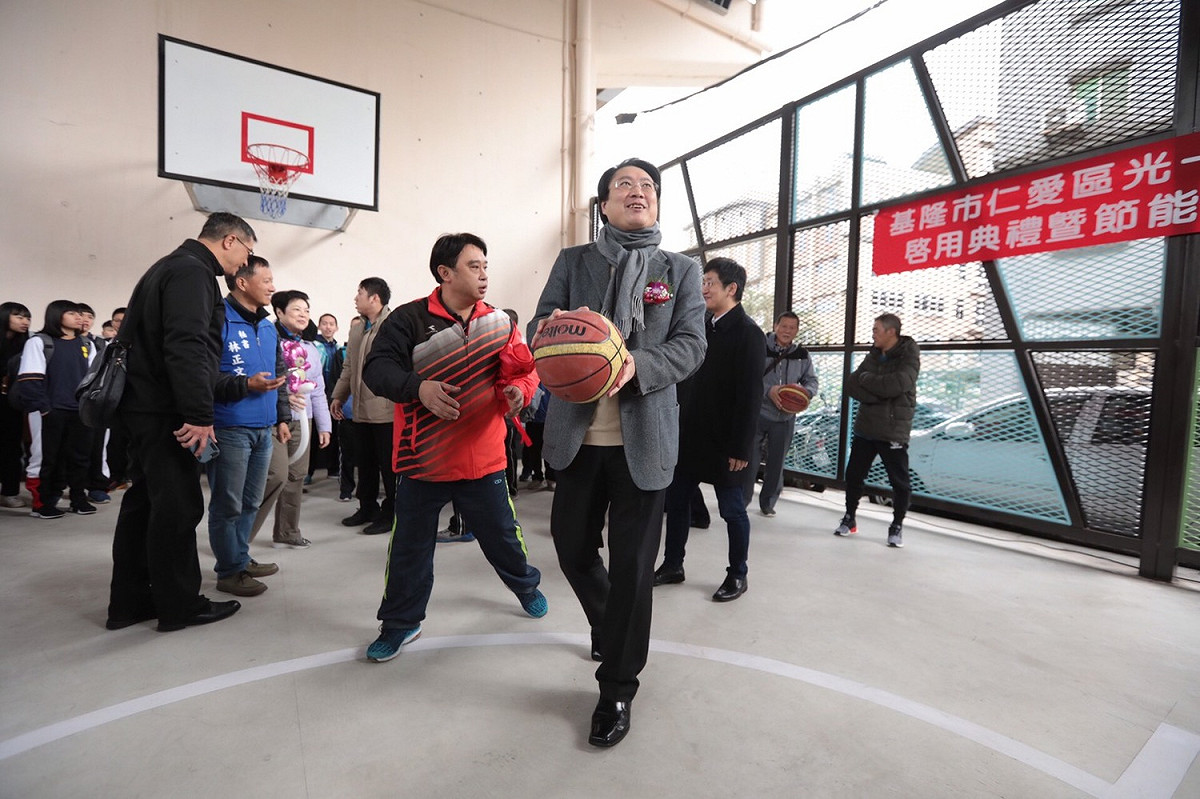 仁愛區光一路多功能休閒運動場今(13)日舉行啟用典禮，提供民眾一個多功能的休閒運動場，也是基隆首座設有極限運動場的空間，最重要的是，由於基隆容易下雨，這個橋下的運動空間也大大的便利民眾的運動需求！ 圖 : 仁愛區公所 / 提供