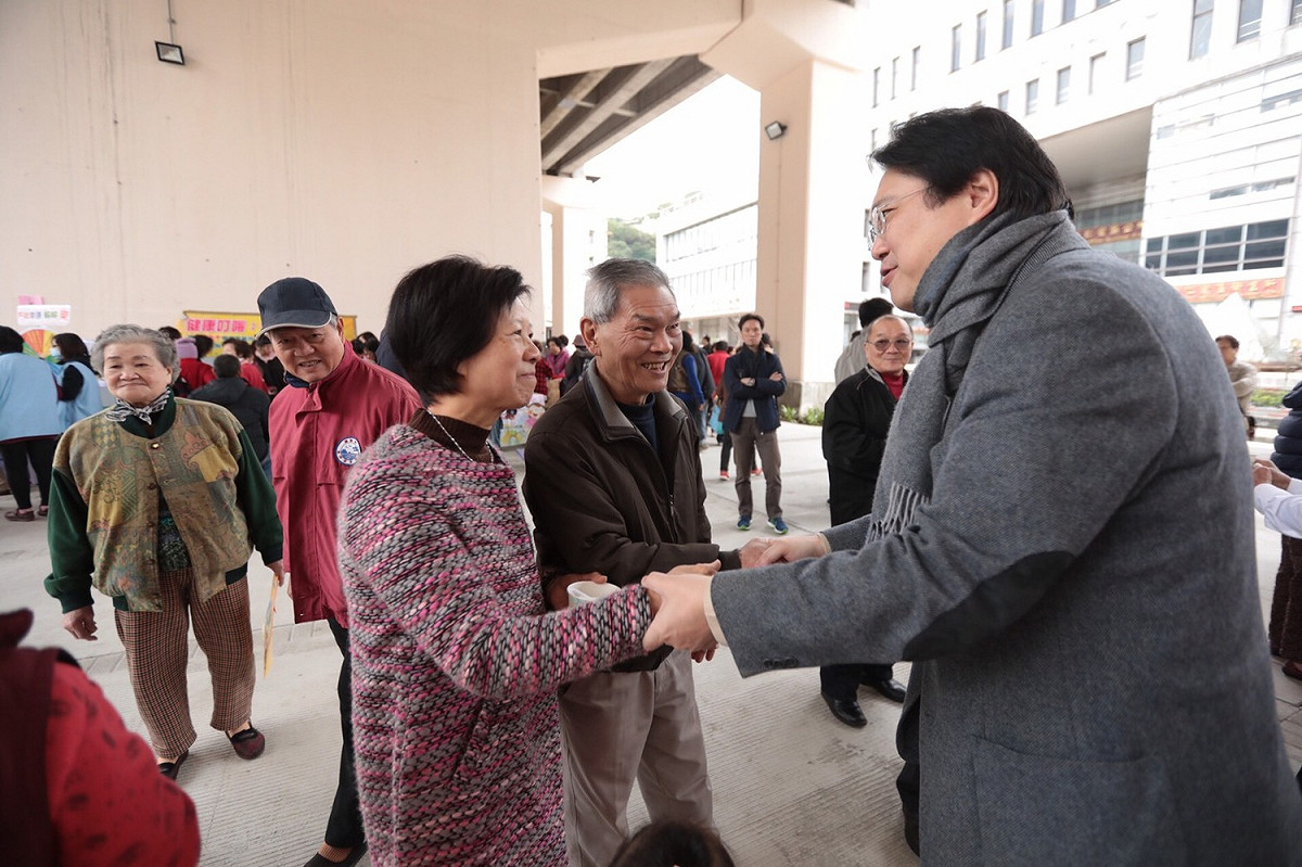 這座位多功能休閒運動場，設置基隆首座簡易極限運動場，提供青少年進行滑板運動。廣場提供社區進行各項活動與交誼，4座籃球場提供青少年揮灑球技，人行休閒步道可供民眾慢跑與健走。 圖 : 仁愛區公所 / 提供