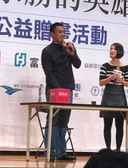 台灣巨砲陳金鋒與新北市政府聯手做公益，捐贈三千本書給新北市高中及大專院校。
  圖：翻攝台灣巨砲陳金鋒臉書