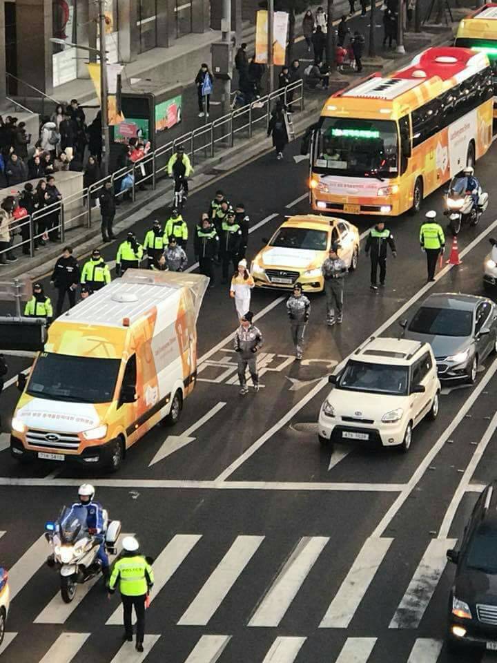 冬季奧運聖火隊伍經過首爾車站，大批警力維護。 圖 : Eric Liu /提供