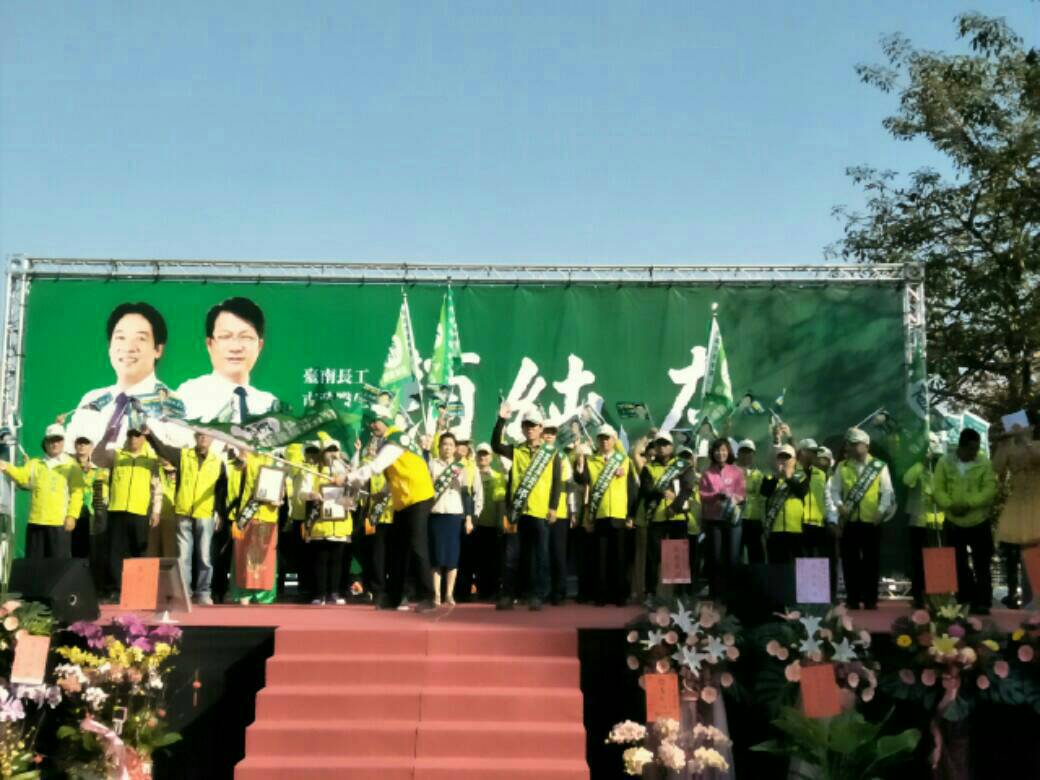顏純左府城後援會成立，大批支持者現身力挺，藝人王彩樺、黃妃，政治評論家楊憲宏都到場助陣。 圖：黃博郎/攝