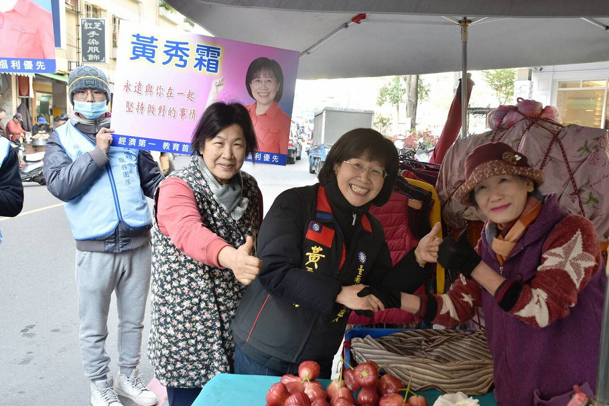 黃秀霜前往崇誨市場拜票，和攤商、民眾親切互動。 圖：黃博郎/攝