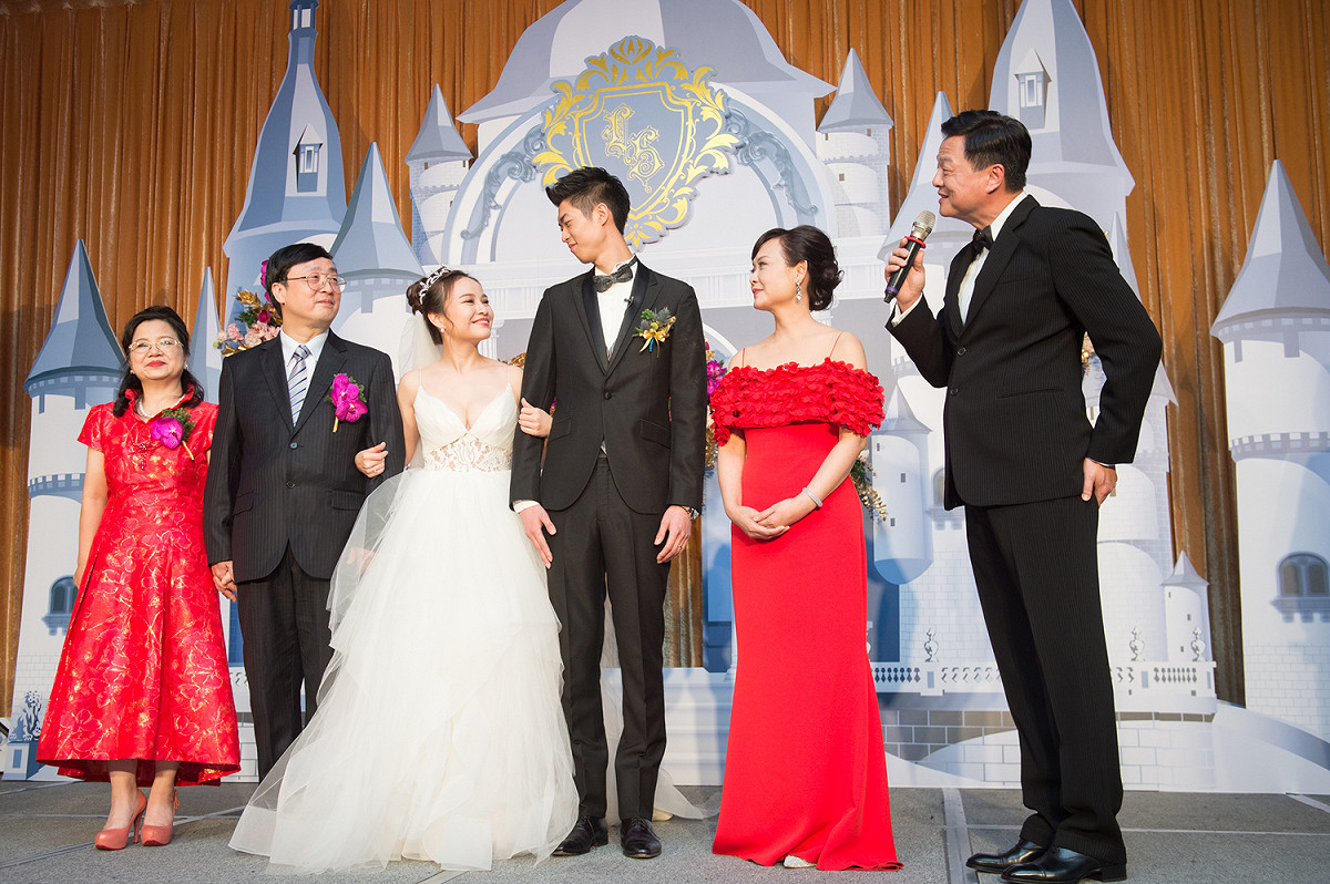 前台北縣長周錫瑋(右一)兒子周弘禮(中)今天完婚，前副總統蕭萬長、新北市長朱立倫等人都到場祝福。 圖：周錫瑋新北市政策中心/提供