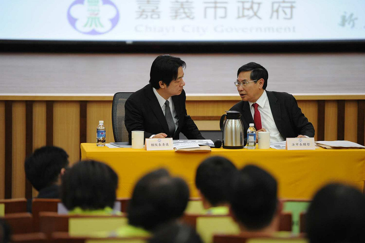 賴清德13日出席長照會議，與同為醫師的嘉義市長涂醒哲交換意見。 圖：行政院/提供