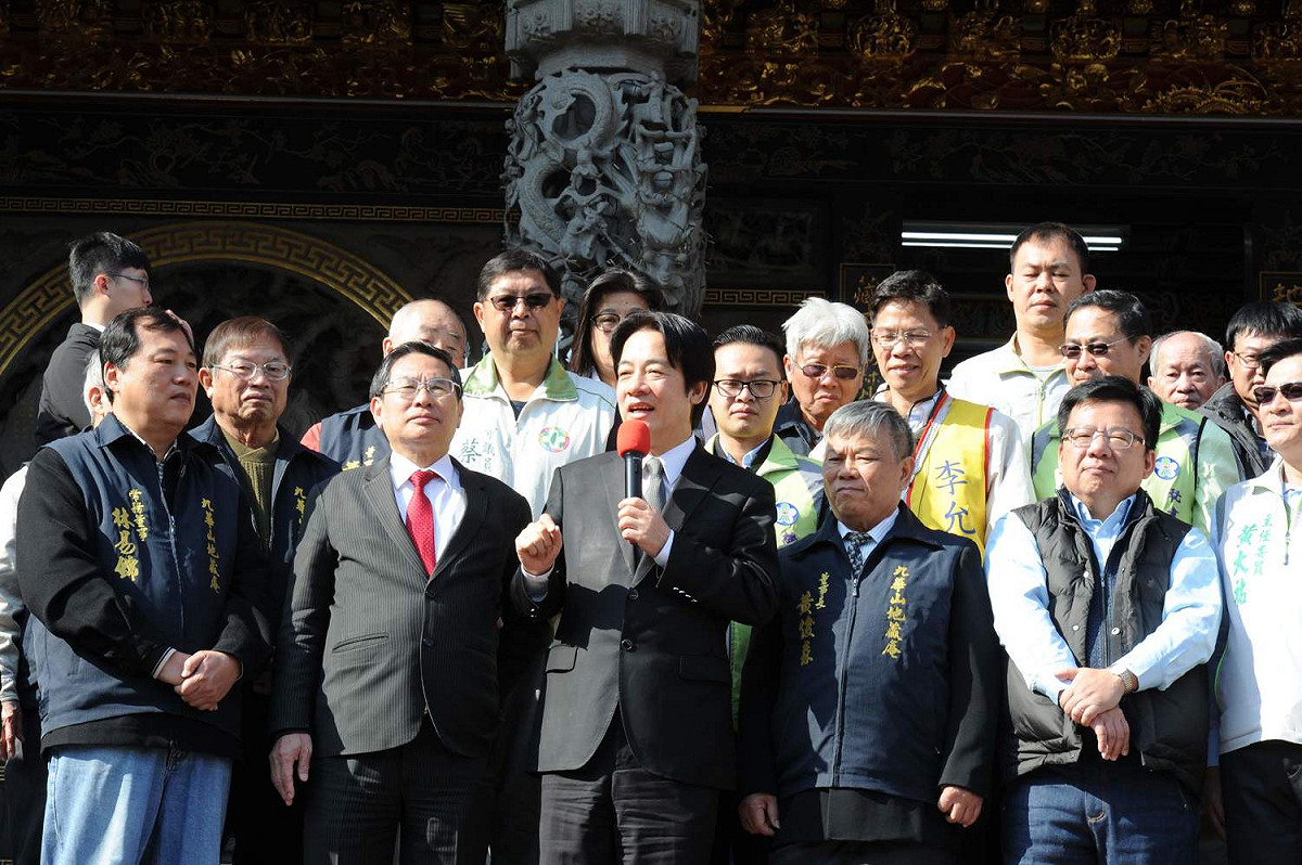 賴清德所到之處，有許多藍綠選將搶著合影入框。 圖：行政院/提供