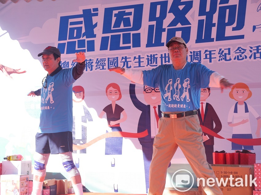 為展現活力形象，馬英九與國民黨秘書長兼副主席曾永權帶領大家跳伸展操。 圖：趙婉淳／攝