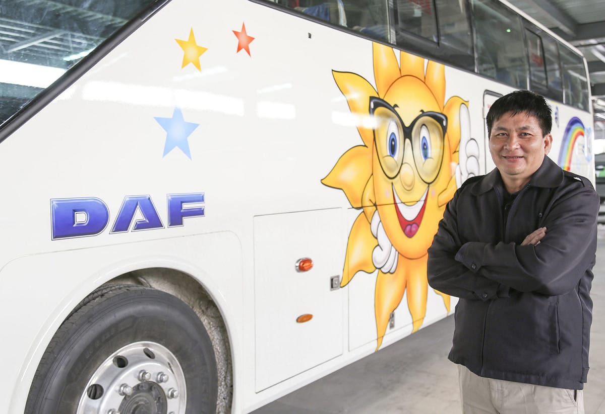 過去二十年，吳昌記彩繪了台灣上千多台遊覽車的車體外觀。 圖：張大魯/攝