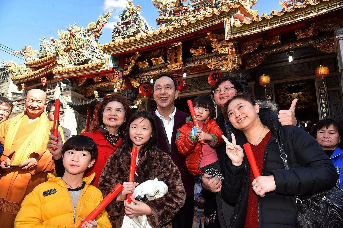 朱立倫與現場的民眾合影留念。 圖：新北市政府／提供