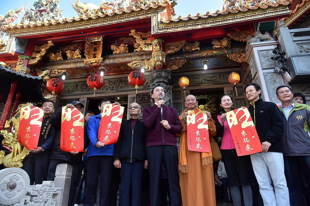 朱立倫上午在樹林鎮南宮發放春聯。 圖：新北市政府／提供