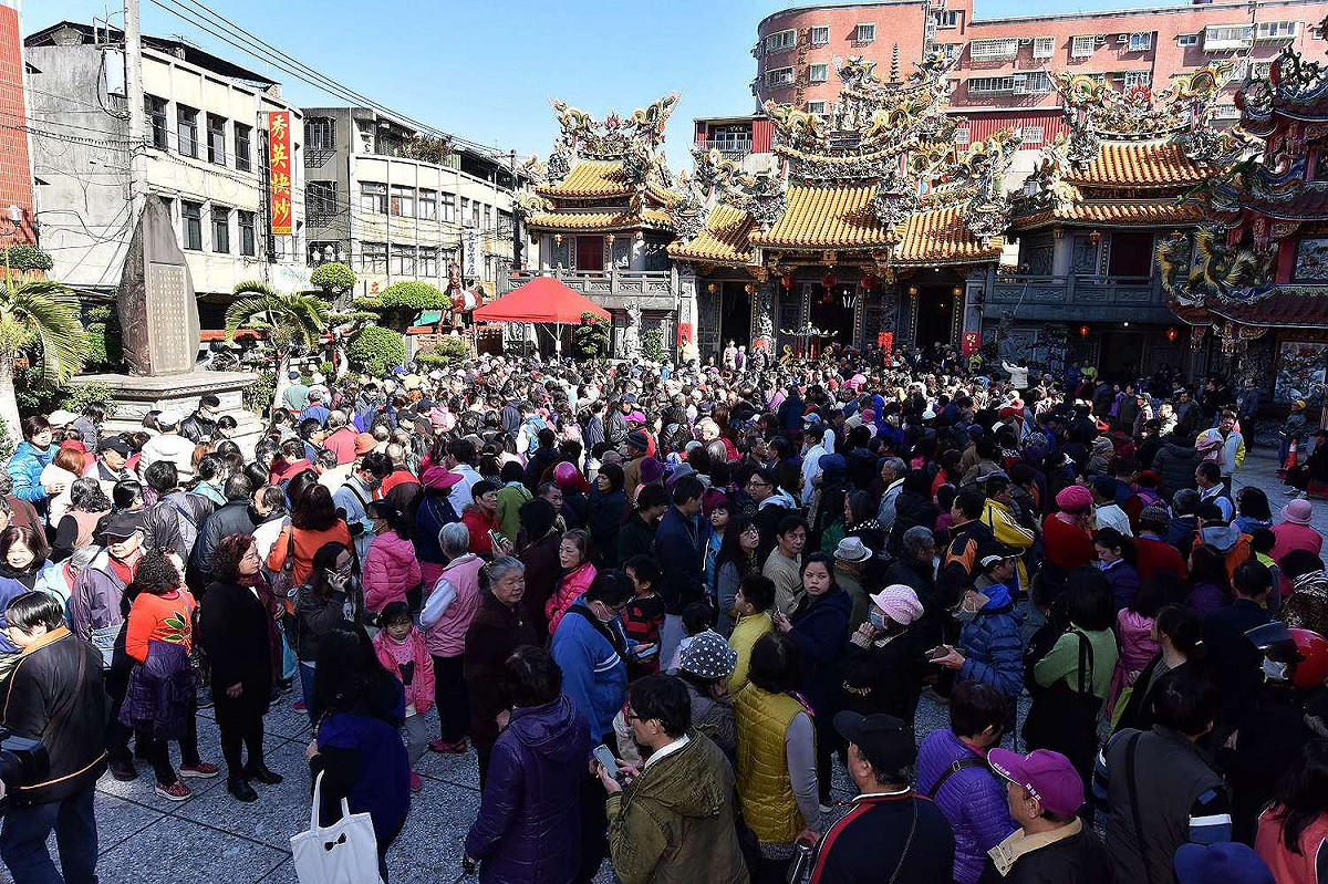 新北市政府推出狗年春聯，吸引眾多民眾前來排隊領取。 圖：新北市政府／提供