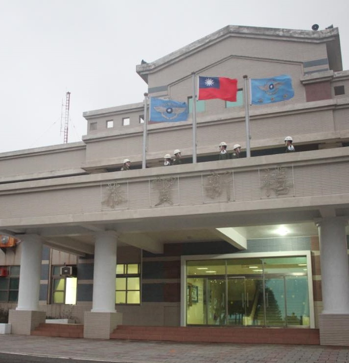 空軍馬公基地勤務隊爆出疑似性騷擾事件，空軍司令部今天表示，全案已依「國軍人員性騷擾處理及性侵害預防實施規定」相關程序處理，同時將全案移送台南憲兵隊偵辦。圖為空軍馬公基地廣場。 圖：取自空軍司令部臉書專頁