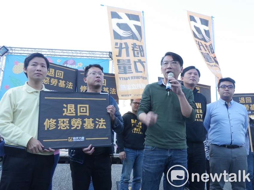 為抗議勞基法修惡，時代力量今天在同台各地發動公投連署。 圖：趙婉淳／攝