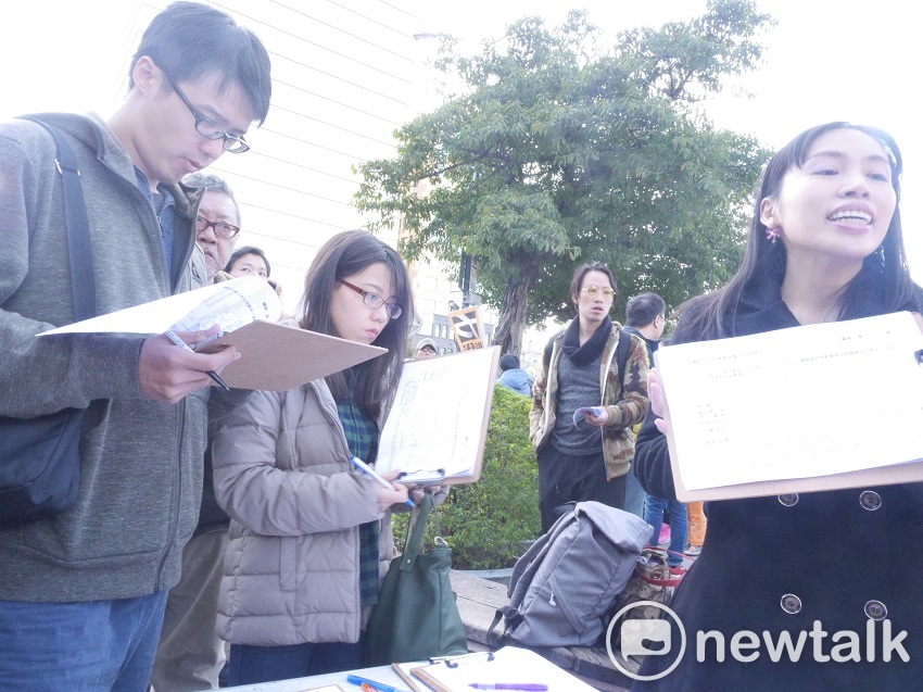 時代力量先前透過網路民調，統計出民眾最關心的公投題目，分別是「憲政改革」、「最低工資法」、「勞基法複決」。 圖：趙婉淳／攝