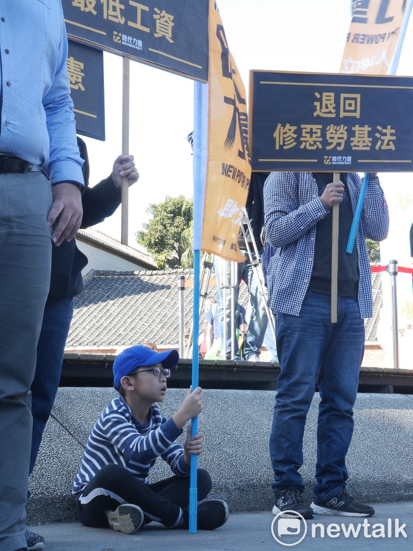 時代力量黨團總召徐永明下午帶著兒子赴華山推廣公投，其兒子也拿著旗幟力挺。 圖：趙婉淳／攝
