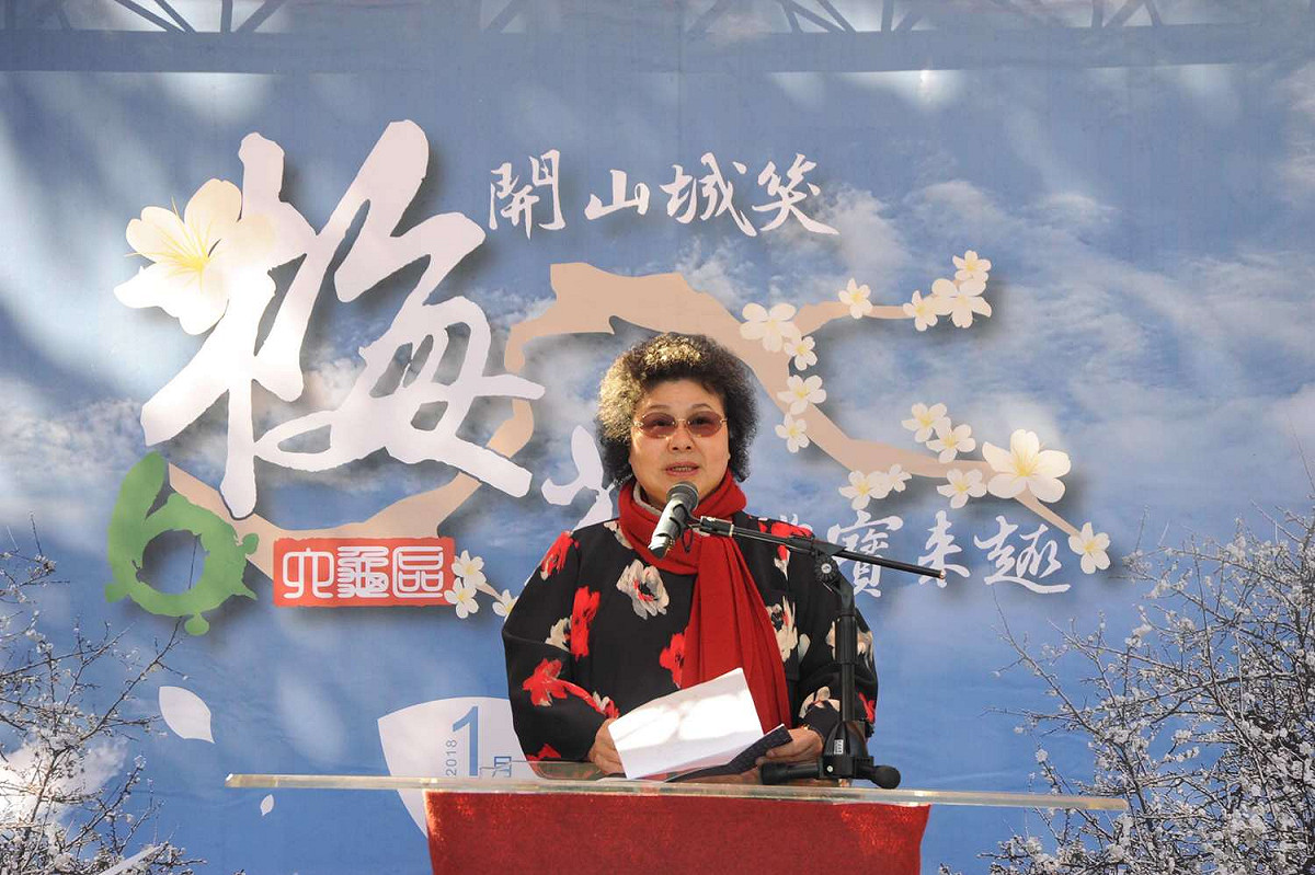 「梅開山城笑，花賞寶來趣」之系列活動百年梅樹開園儀式今(14)日於賴家古厝前熱鬧舉辦，高雄山區1千3百公頃梅樹盛開，高雄市長陳菊說，適逢今年氣侯寒冷，梅花滿開枝頭，也樂見梅農將有滿滿豐收。 圖：高雄市政府／提供