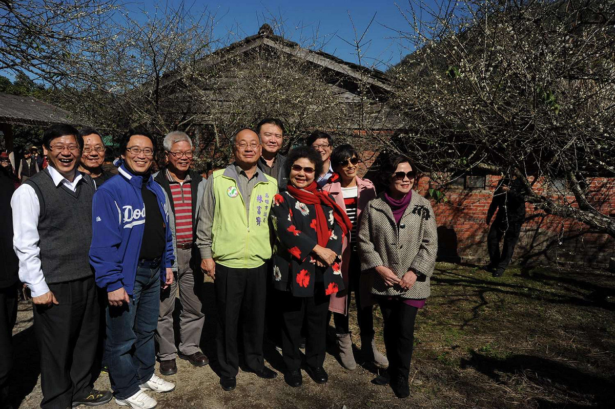 六龜寶來竹林是「產梅專業區」，總面積400公頃，是全台最南端的賞梅地點，梅花花期約在每年12月底至隔年1月，盛開時間只有10到25天。六龜區公所在13日與14日舉辦「梅開山城笑，花賞寶來趣」活動，規畫接駁專車運輸遊客上山賞梅。 圖：高雄市政府／提供