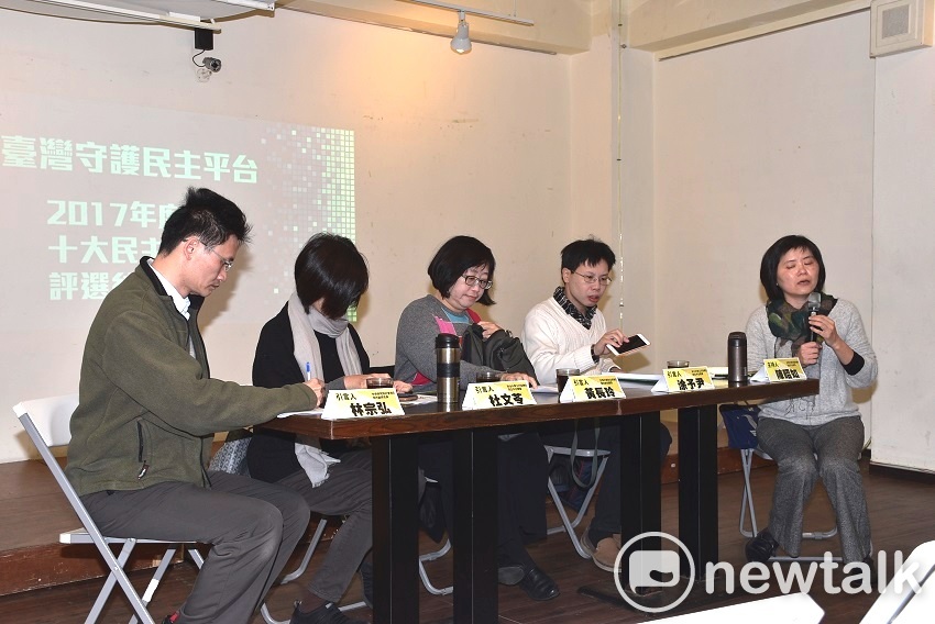台灣民主平台今天公布2017年十大民主事件，並邀請學者專家評論。結果顯示，《勞基法》修法被列為第四名，而第一名是同性婚姻合法化爭議，大法官釋字748解釋，宣告民法未保障同性婚姻違憲。 圖：趙婉淳／攝