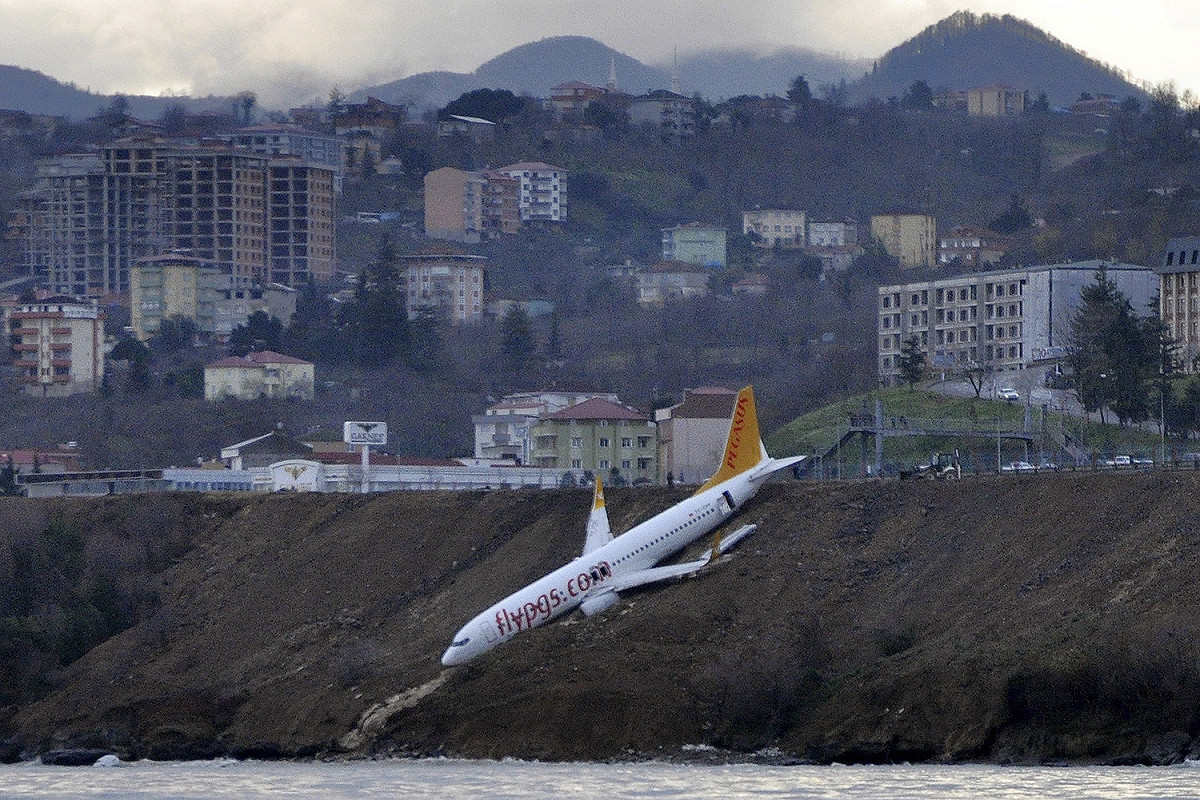 有線電視新聞網土耳其頻道（CNN Turk）播出的駭人影像顯示，這架飛機倒掛在山崖邊，相當危險。多安通訊社（Dogan）的影像則顯示，掛在崖邊的機身冒出黑煙。 圖：達志影像/美聯社
