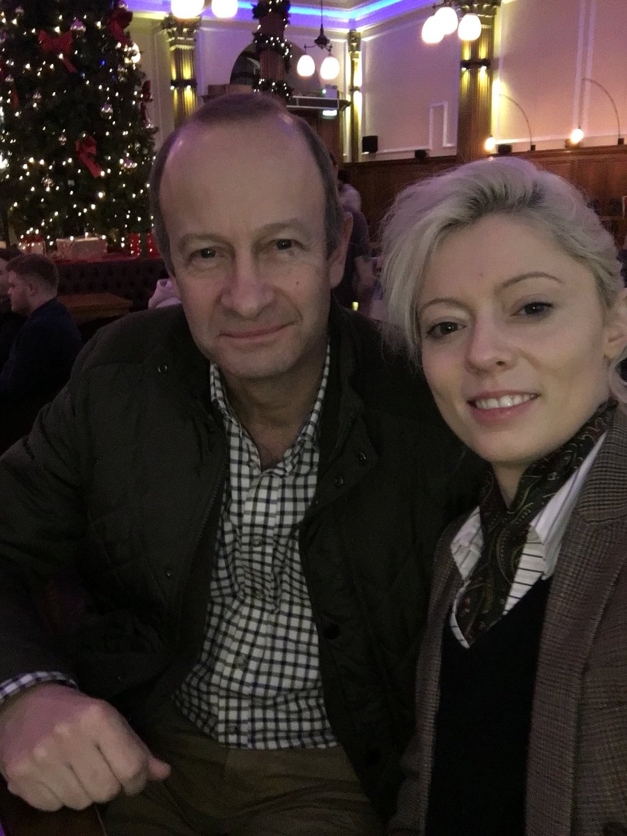 英國獨立黨黨魁博爾頓（左）的新模特兒女友馬尼因為種放歧視言論，雙雙遭圍剝，博爾頓面臨下台壓力。 圖：翻攝馬尼推特