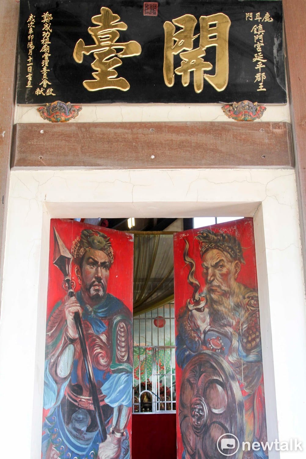 鎮門宮為六扇門神中有二位是洋人造型，是由當地人繪製，並取名為「鹿風」及「耳順」。 圖/張大魯