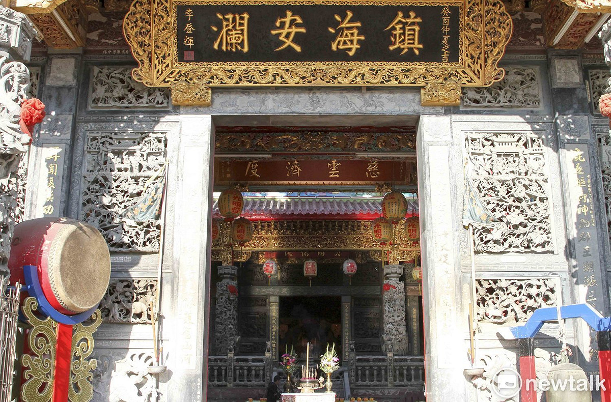 鹿耳門天后宮有前總統李登輝、陳水扁的題字匾額。 圖/張大魯攝